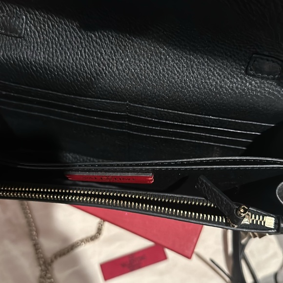Valentino cross body black in color. Two straps chain and black leather like new - Picture 4 of 6